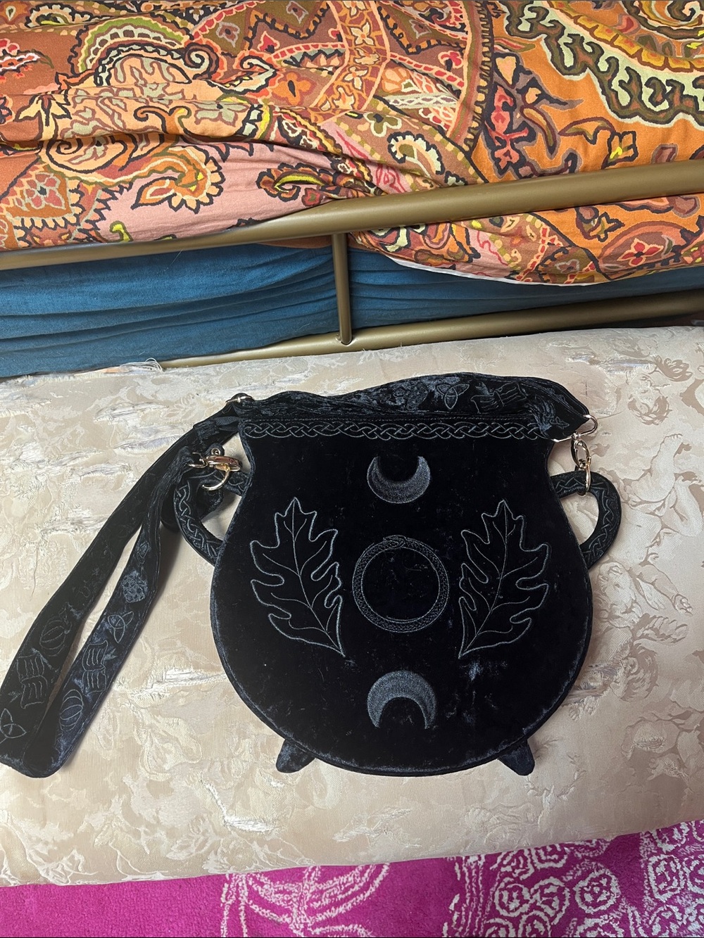 Witchy Goth black crushed velvet cauldron purse bag - Picture 4 of 7